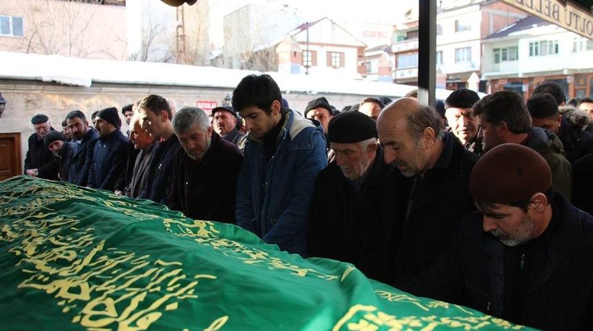 Yolda y&uuml;r&uuml;rken kalp krizi ge&ccedil;irdi