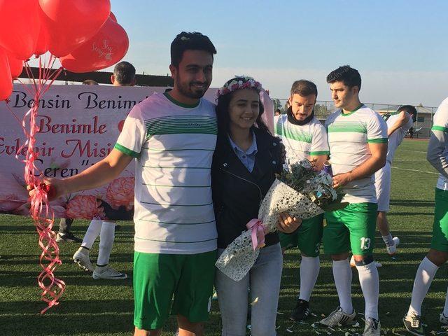 Futbolcudan kız arkadaşına sahada sürpriz evlenme teklifi