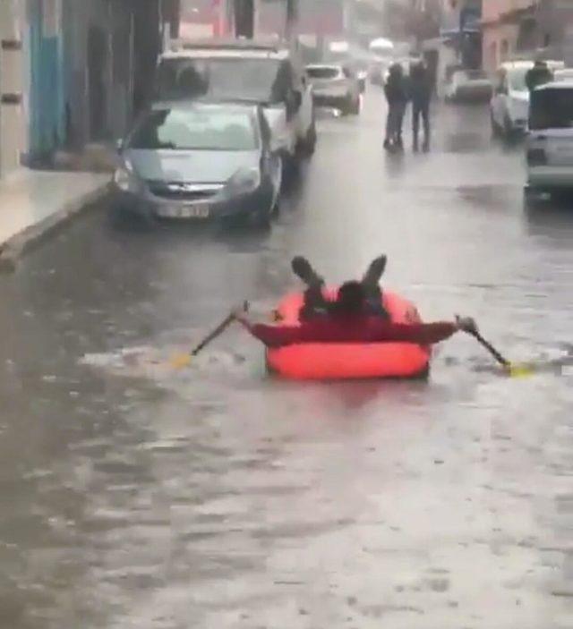 İzmir'de sağanak yağış hayatı felç etti (4)