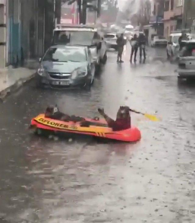 İzmir'de sağanak yağış hayatı felç etti (4)