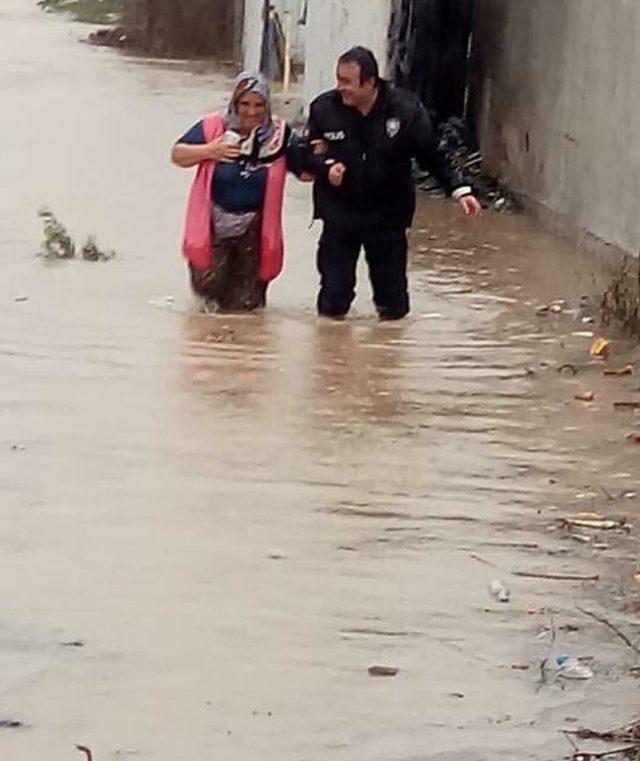 İzmir'de sağanak yağış hayatı felç etti (5)
