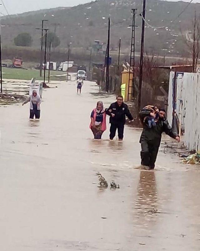 İzmir'de sağanak yağış hayatı felç etti (5)