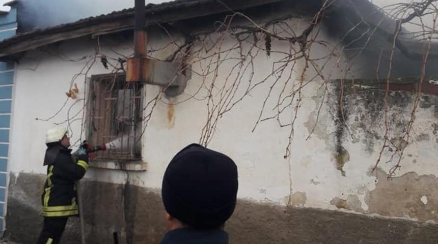 Manisa’da ev yangını korkuttu