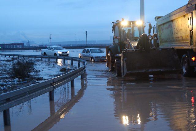 Akhisar'da dere taştı; İstanbul-İzmir yolu su altında kaldı (3)