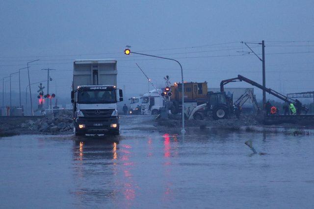 Akhisar'da dere taştı; İstanbul-İzmir yolu su altında kaldı (3)
