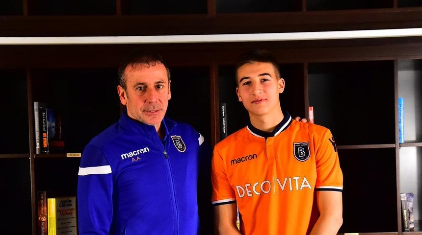 Başakşehir, Mert Çelik ile profesyonel sözleşme imzaladı