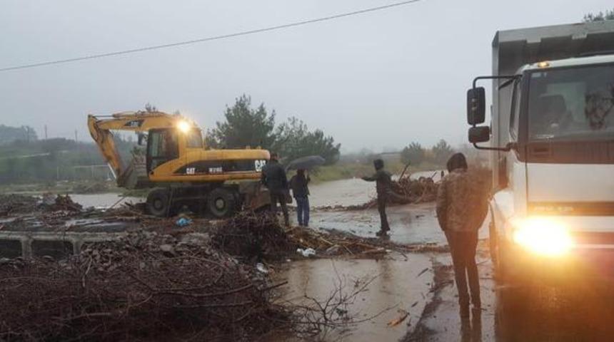İzmir'de köprü çöktü, işçiler mahsur kaldı