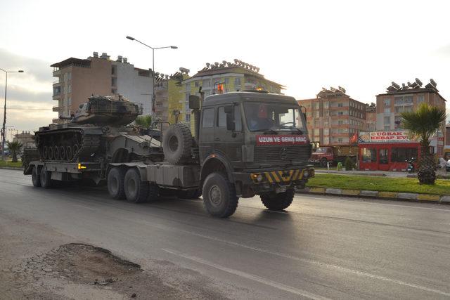 Hatay-Suriye sınırına askeri araç ve tank sevkiyatı