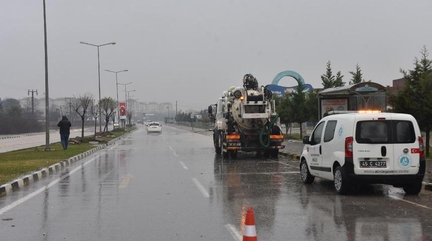 Manisa B&uuml;y&uuml;kşehir ve MASKİ t&uuml;m ekipleriyle sahada