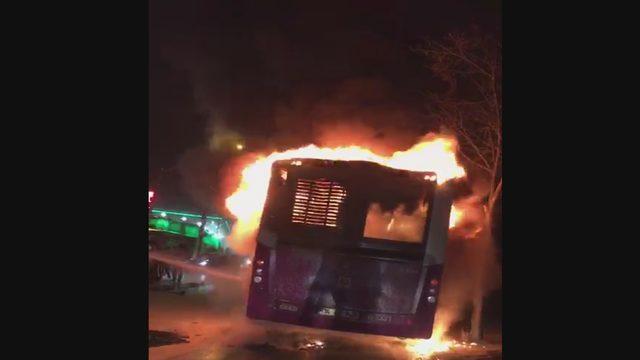 Küçükçekmece'de halk otobüsü alev alev yandı