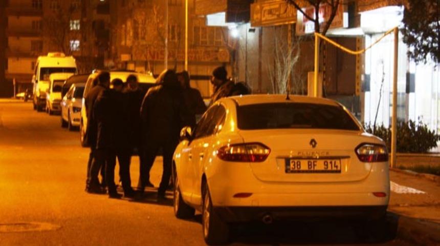 Merdivenlerden çıkan çocuklar kolilerden akan kanları fark etti! Kanınız donacak! 