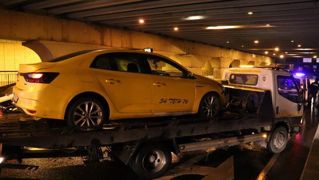 Ticari taksiyi kovalayan polis araçları kaza yaptı: 2 yaralı
