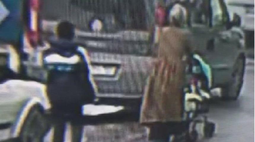 İstanbul'da bebek arası ile y&uuml;r&uuml;yen kadınların arkasından yanaşarak soyuyor!