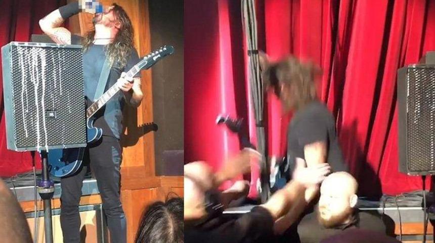 Dave Grohl seyircilerin verdiği içkiyi içtikten sonra...