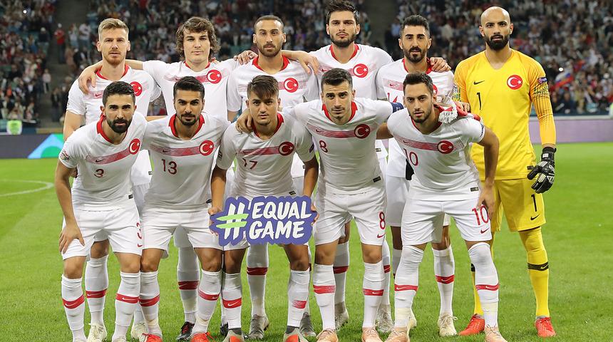 İstanbulspor, Mehmet Zeki Çelik'in 22 numaralı formasını emekli etti