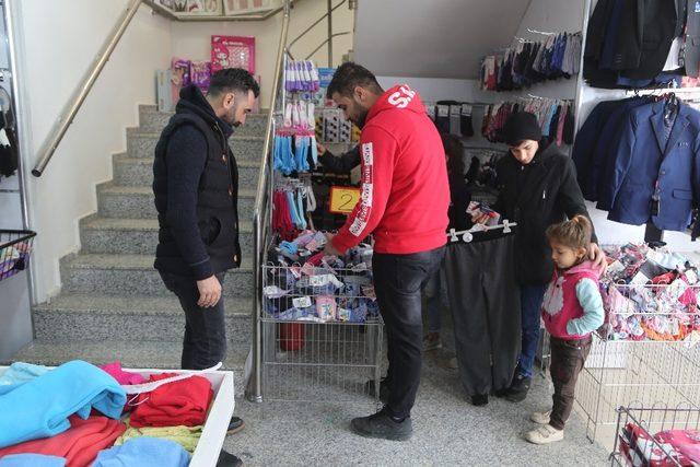 Silopi’de engellilere giysi yardımı