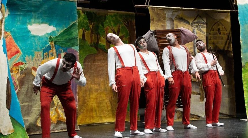 Tiyatro ş&ouml;leni Ocak&rsquo;ta da s&uuml;r&uuml;yor