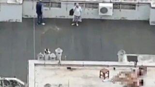 Böylesi görülmedi: Gündüz vakti önce çatıda seviştiler daha sonra yaptıkları 'pes' dedirtti