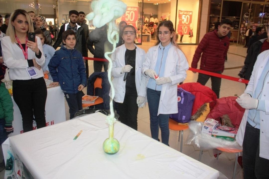 &Ouml;ğrenciler tasarımları ile g&ouml;renleri şaşırttı