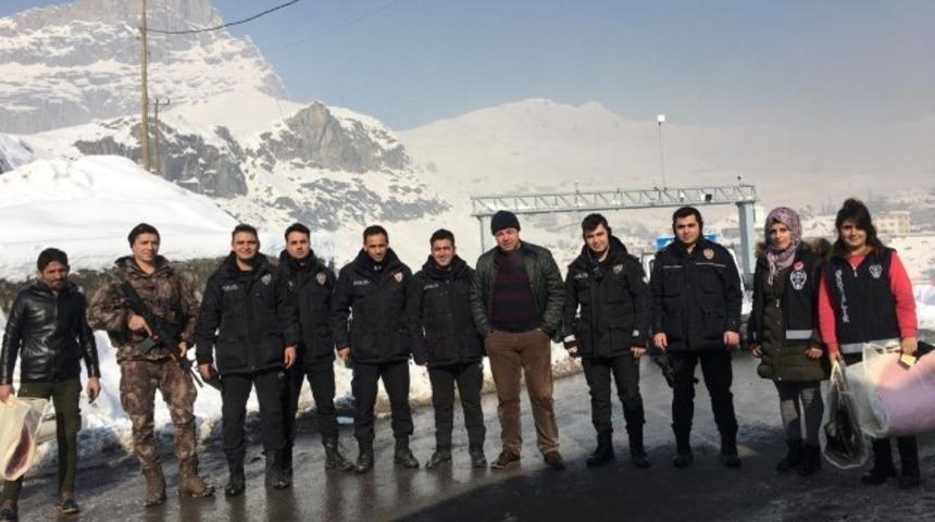 G&uuml;venlik g&uuml;&ccedil;lerine kışlık malzeme dağıtıldı