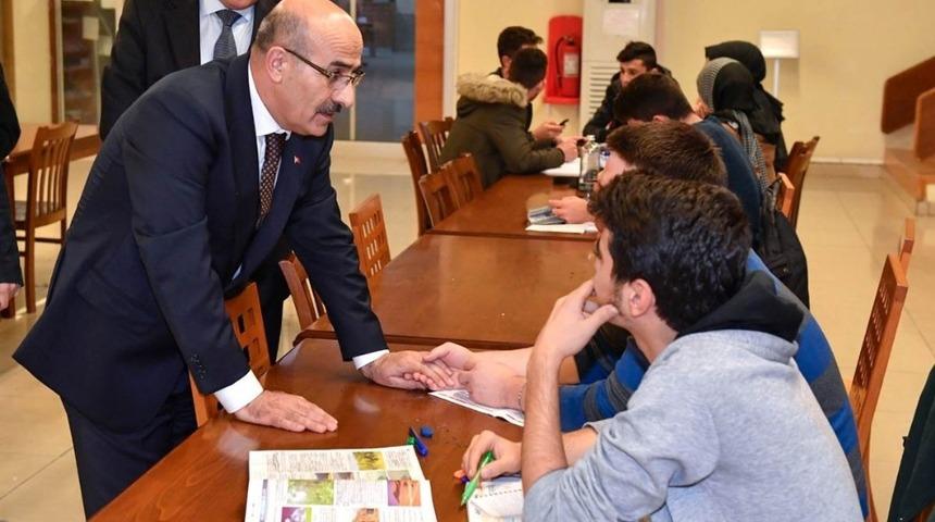 Halk K&uuml;t&uuml;phanesi "Millet Kıraathanesi" olarak 24 saat hizmet veriyor