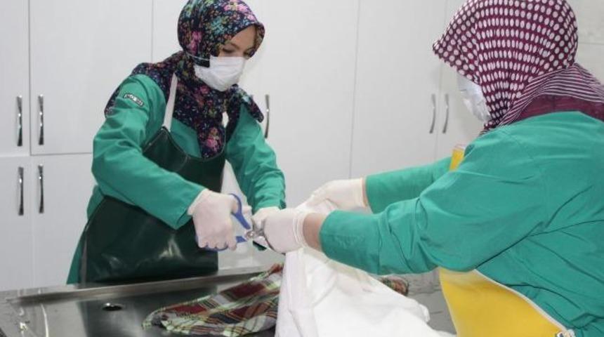 Yaptıkları iş tüyler ürpertiyor! Ölü yıkayıcılar 'severek yapıyoruz' diyor