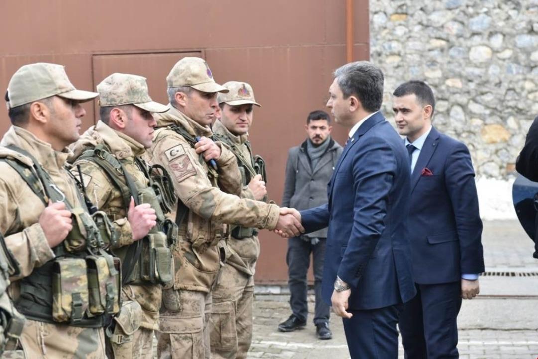 Vali Deniz Kozluk&rsquo;ta Karakollarda İncelemelerde Bulundu