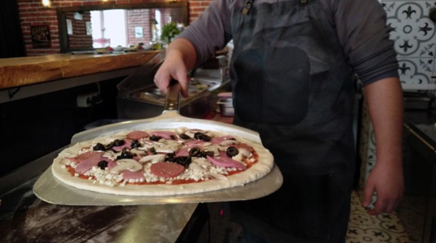 Bursa'da İtalyan mutfağı ustası yaptı! 24 ayar altınlı pizza...