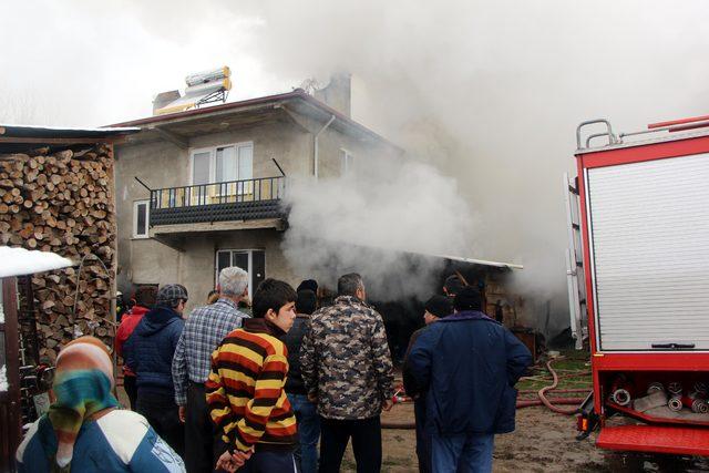 Kalorifer kazanından çıkan yangın evi yaktı