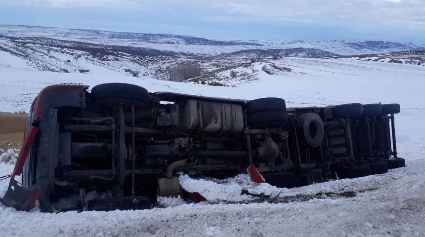 Sorgun&rsquo;da buğday y&uuml;kl&uuml; tır devrildi, 1 yaralı