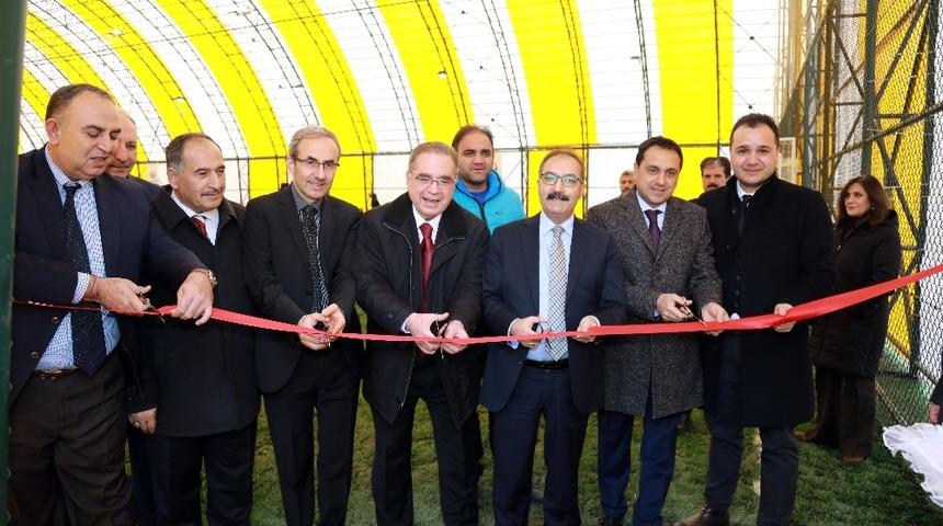 GA&Uuml;N&rsquo;e b&ouml;lgenin en b&uuml;y&uuml;k kapalı halı sahası