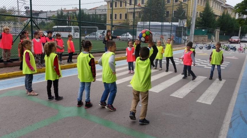 Oyun sokağında &ccedil;ocuklar g&uuml;vende