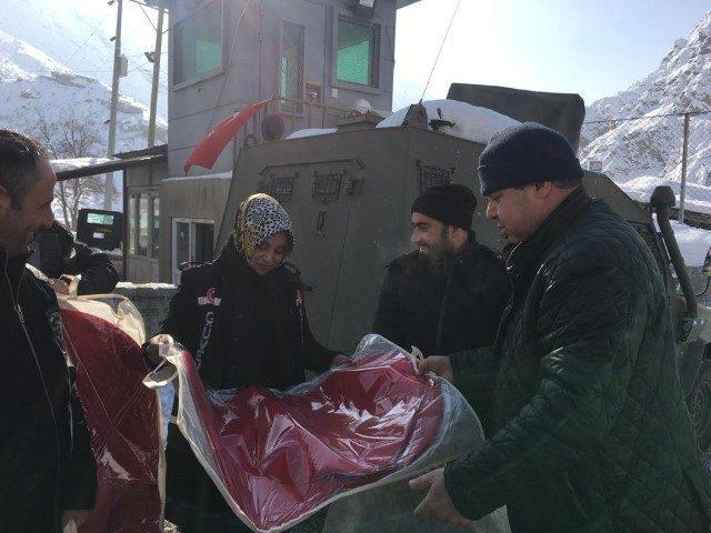 Hakkari'deki üs bölgelerde görev yapan polislere kışlık kıyafet dağıtıldı