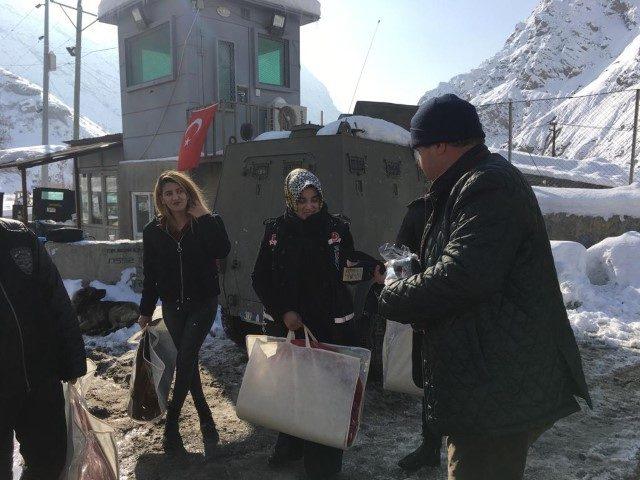 Hakkari'deki üs bölgelerde görev yapan polislere kışlık kıyafet dağıtıldı