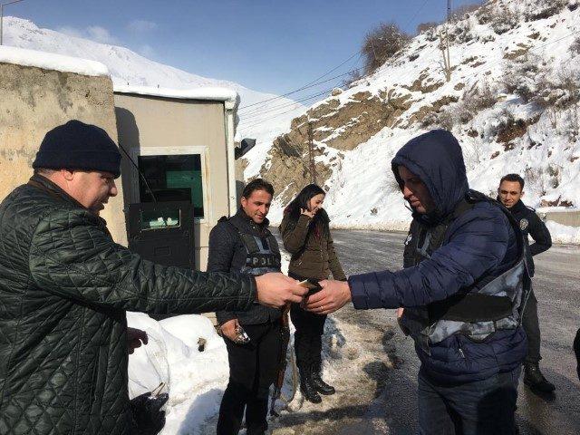 Hakkari'deki üs bölgelerde görev yapan polislere kışlık kıyafet dağıtıldı