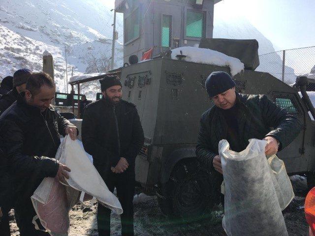 Hakkari'deki üs bölgelerde görev yapan polislere kışlık kıyafet dağıtıldı