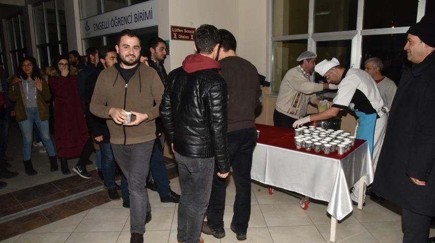 NE&Uuml;&rsquo;de sınavlara hazırlanan &ouml;ğrencilere &ccedil;orba ikramı