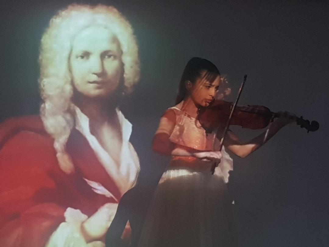 Gen&ccedil; kemancılar &ccedil;ocukları hayran bıraktı