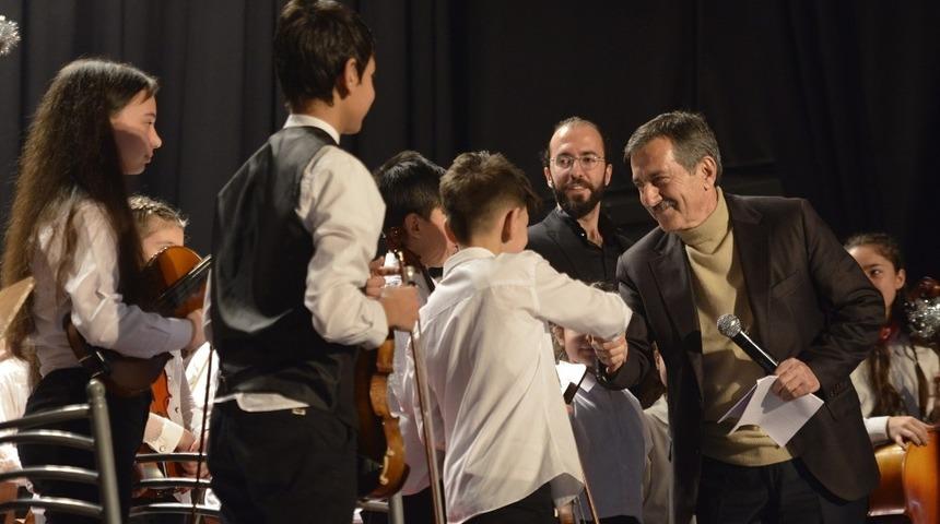 &ldquo;İki Elin Sesi Var &Ccedil;ocuk Senfoni Orkestrası&rdquo; ayakta alkışlandı