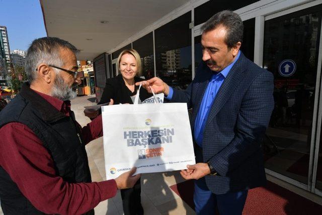 Başkan Çetin bez çanta dağıttı
