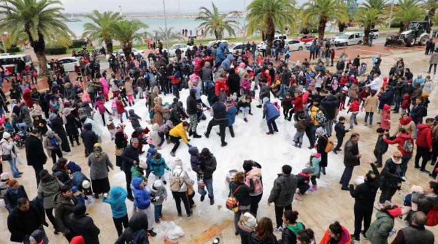 Alanya'da çocuklar Toroslardan kamyonlarla getirilen karda eğlendi