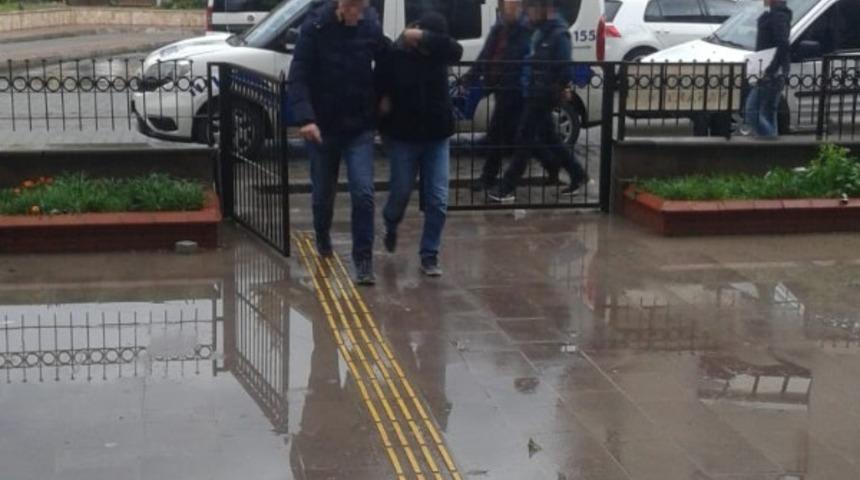 Kuşadası’nda çeşitli suçlardan aranan 2 kişi yakalandı