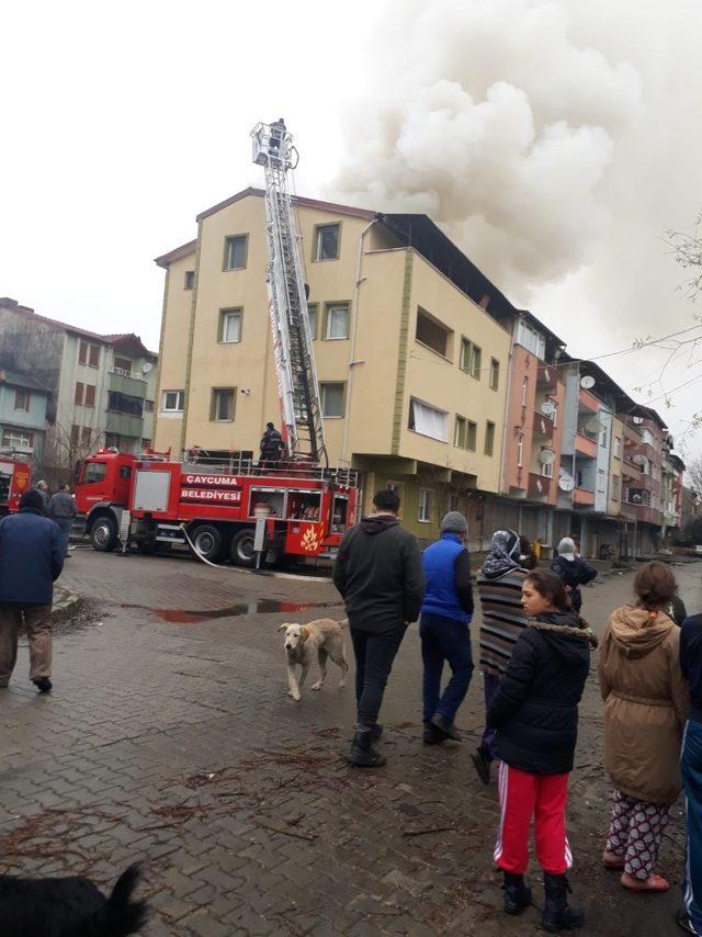 Çatı katında çıkan yangının alevleri gökyüzünü sardı