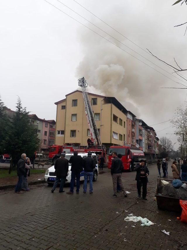 Çatı katında çıkan yangının alevleri gökyüzünü sardı