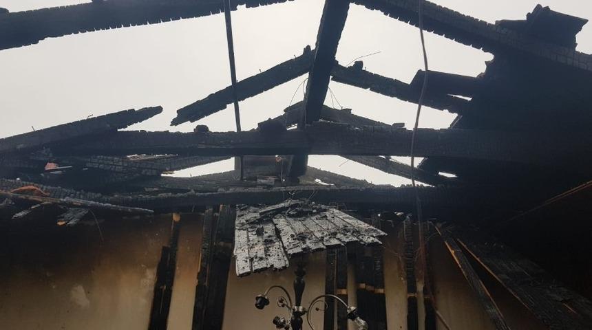 &Ccedil;atı katında &ccedil;ıkan yangının alevleri g&ouml;ky&uuml;z&uuml;n&uuml; sardı