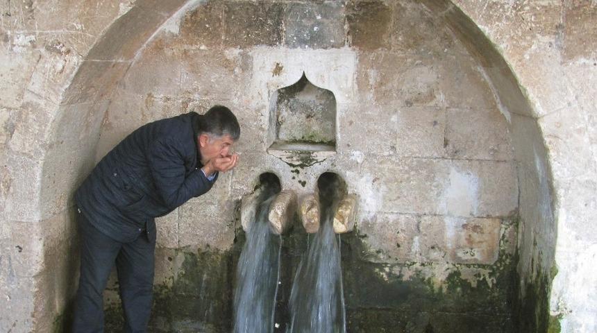 Tarihi &ccedil;eşmeden 10 yıl sonra su aktı