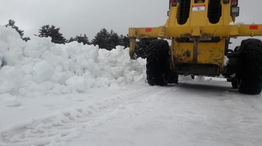Manisa bir yandan karla bir yandan da selle m&uuml;cadele etti