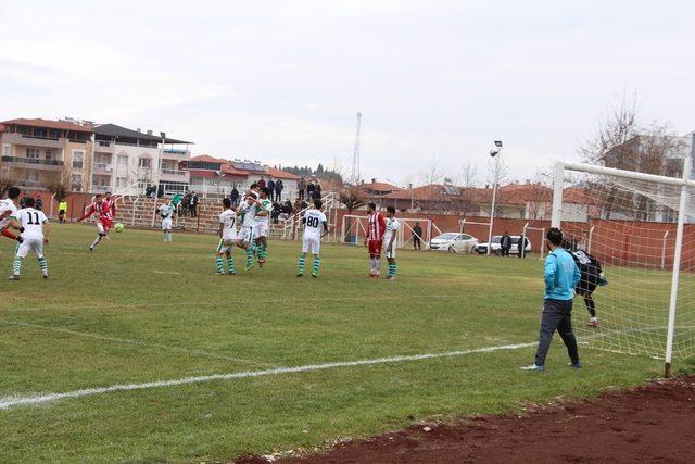 10 kişi kalan Kulaspor, Salihli Poyrazspor’a gol yağdırdı