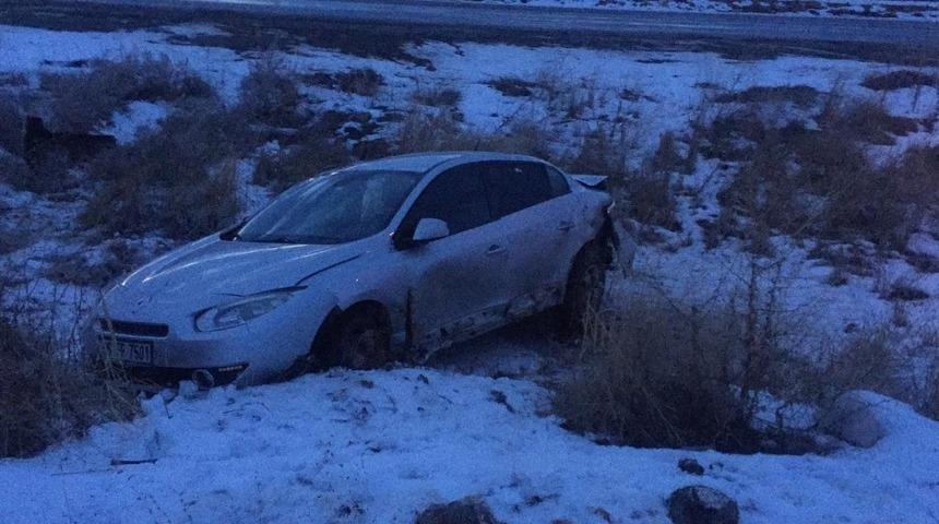 Takla atan otomobil şarampole u&ccedil;tu: 5 yaralı