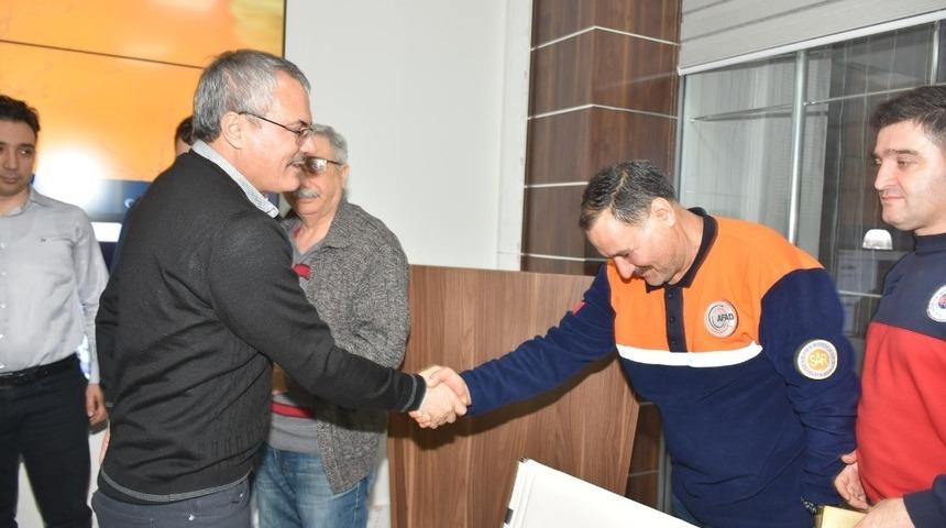 Vali Deniz ekiplere teşekk&uuml;r etti